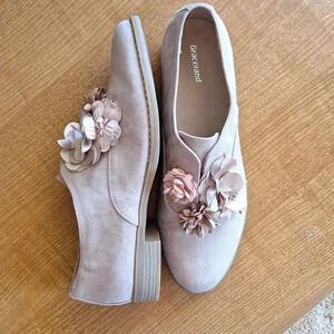 NWOT Floral accent Suede material slippers